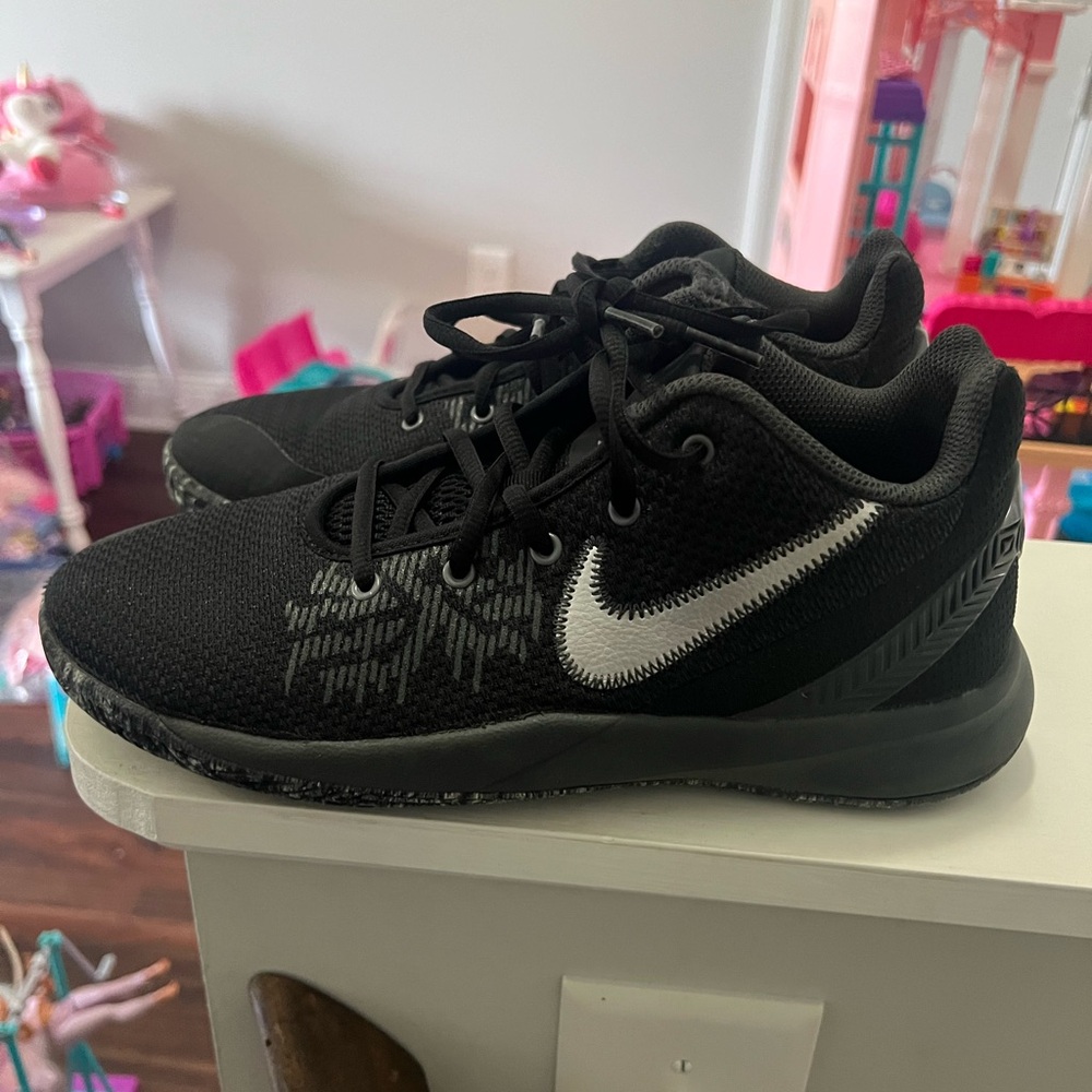 Nike basketball shoes Kyrie Irving size 7